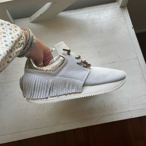 New with tags white Esse ut Esse fringe sneakers
